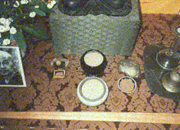 Obraz zawierający waza, zastawa stołowa, st&oacute;ł, w pomieszczeniuOpis wygenerowany automatycznie