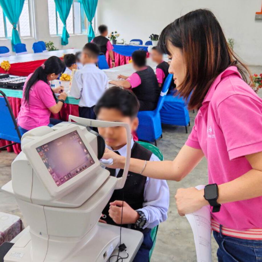 GHL Optical optician performing professional refraction test on student at SK Muhibbah