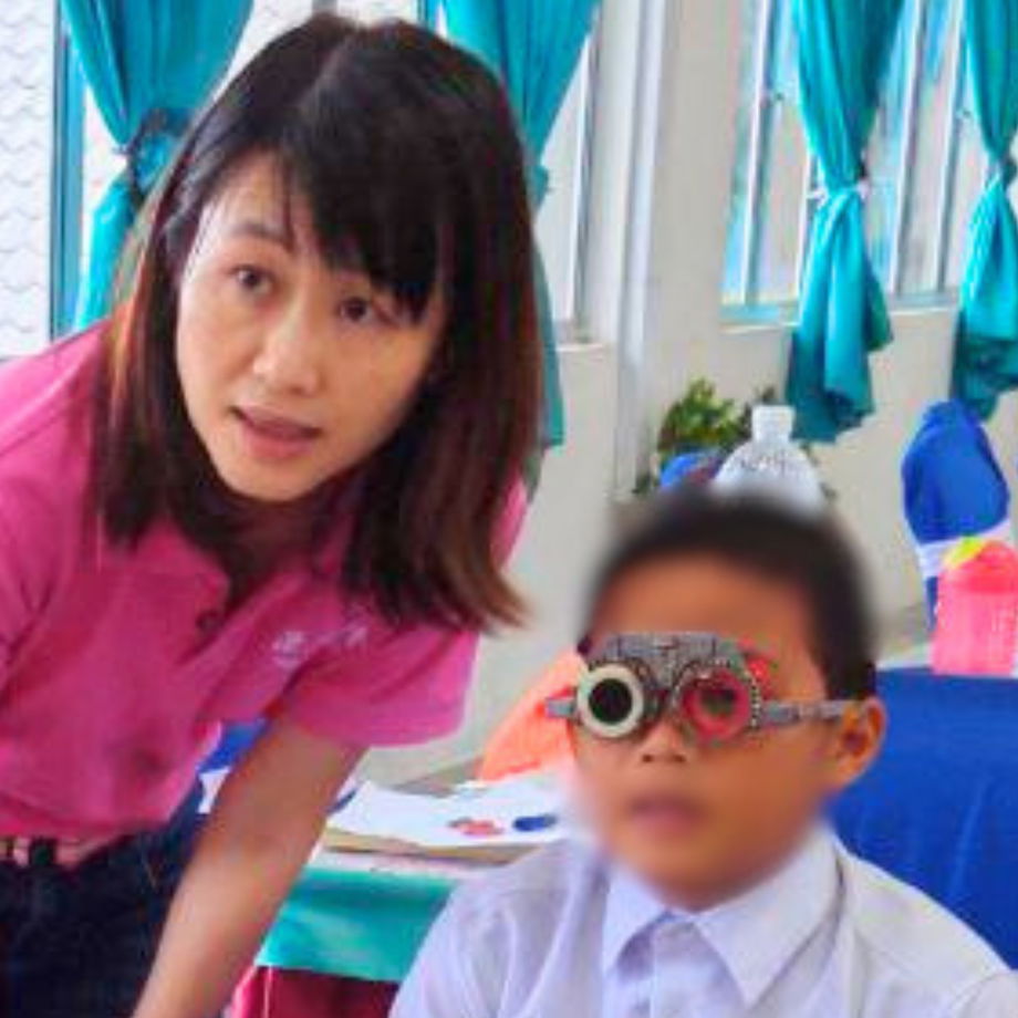 GHL Optical optician performing professional refraction test on student at SK Muhibbah
